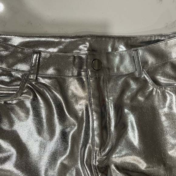 NWOT Silver Slim Fit Faux Leather Legging Pants with Pockets. Size M - Picture 3 of 5